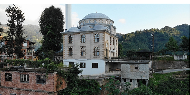 Dükkanını selde kaymasın diye camiye iple bağladı