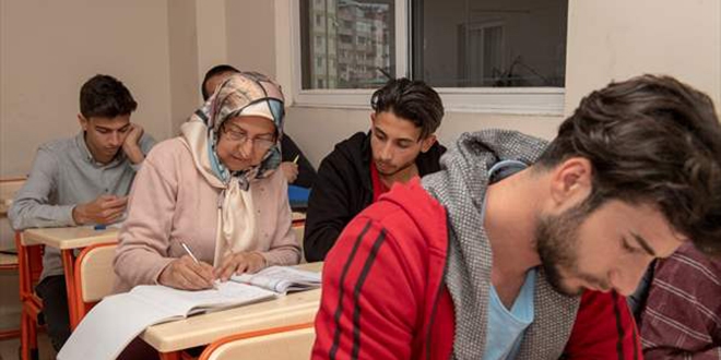 Hayalini kurdu�u �niversiteyi 65 ya��nda kazand�