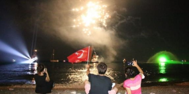 Antalya'nın ünlü Konyaaltı sahilinde teknelerle ışık gösterisi ilgi gördü