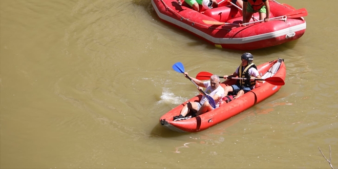 Binali Yıldırım Erzincan'da rafting yaptı