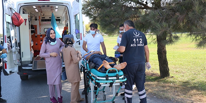 Otomobil ye�il ���kta duran araca arkadan �arpt�: 2'si doktor 5 yaral�