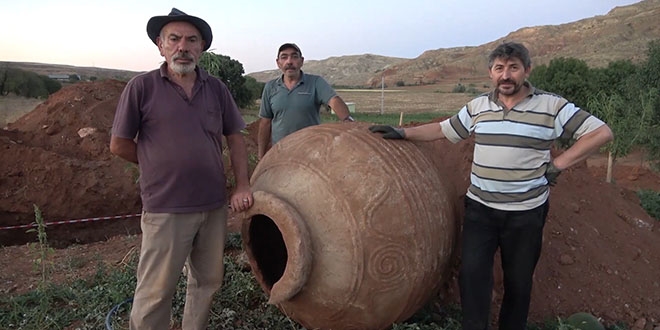 Tarlasını sürerken binlerce yıllık tarihi küp buldu