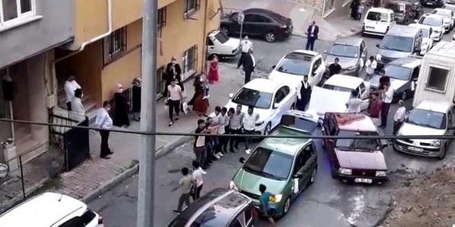 İstanbul'da yine aynı manzara! Yolu kapatıp, halay çektiler