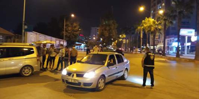 Uygulama noktasına girmemek için polis motosikletine çarpıp kaçtı