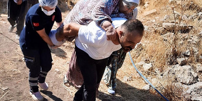 Ambulans şoförü 120 kilo ağırlığındaki hastayı 2 kilometre sırtında taşıdı