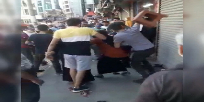 Tabureyi zabıtanın kafasına defalarca vurarak kırdı
