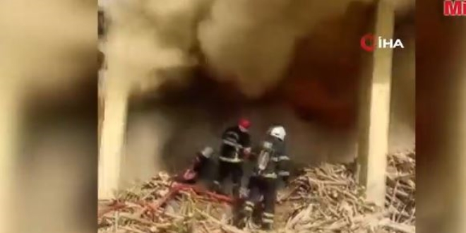 Yangın sonrası patlama meydana geldi, itfaiye erleri arada kaldı