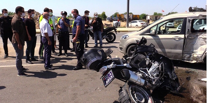 Motosikletli polis timleri otomobille çarpıştı: 2 polis yaralı