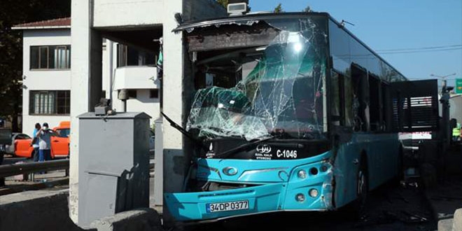 Halk otobüsü Kurtköy Gişelerine çarptı: 24 yaralı