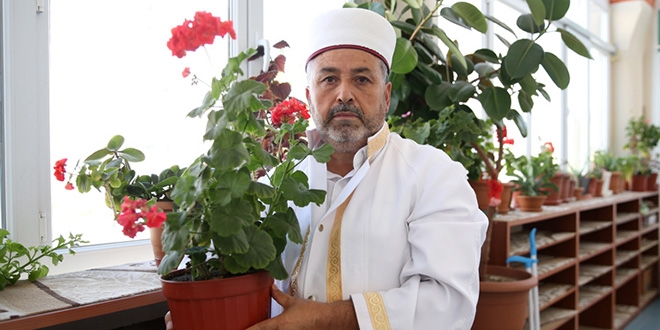 İmamın çiçek sevgisi camiyi 'bahçeye' çevirdi