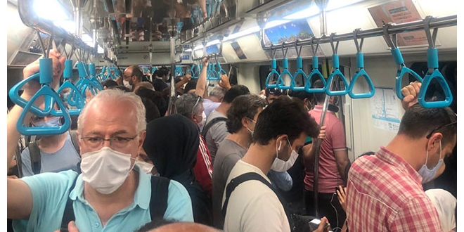 Bilim Kurulu Üyesi metroya bindi, bizzat şahit oldu