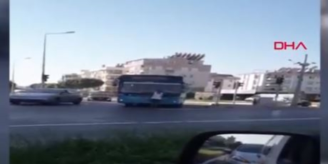 Maskesiz otobüse alınmayınca sileceklere yapıştı