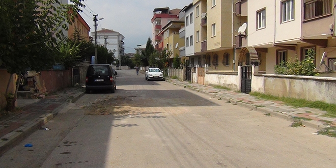 Kanalizasyona düşen çeyrek altınlar için yolu kazdılar