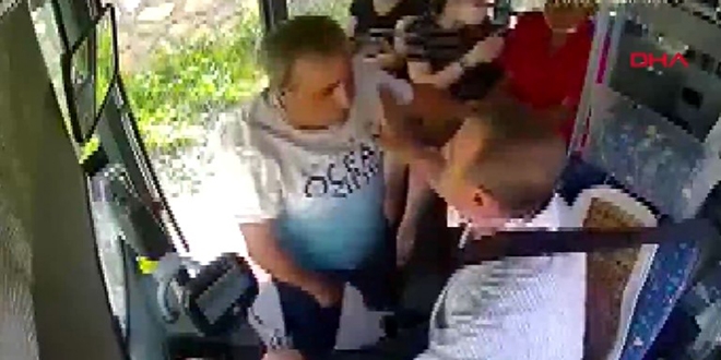 Maske uyarısı yapan şoföre yumruklu saldırı kamerada