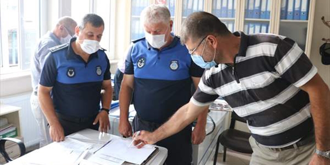 Yolda bulduğu 5 bin lirayı zabıta ekiplerine teslim etti