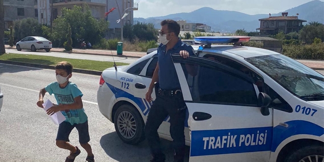 Antalya'da kimliğini evde unutan öğrenciyi sınava polis yetiştirdi