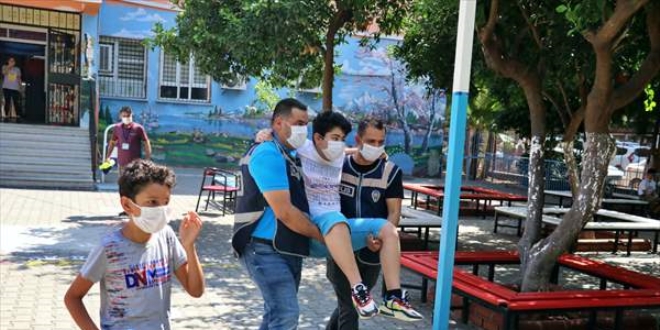 Ayağı kırık öğrenci polislerin kucağında sınava gireceği sınıfa götürüldü