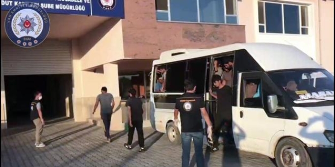 Van'da 15 kişilik minibüsten 65 kişi çıktı