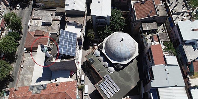 Ezan sesi duyulmayınca caminin minaresini binanın çatısına yaptılar