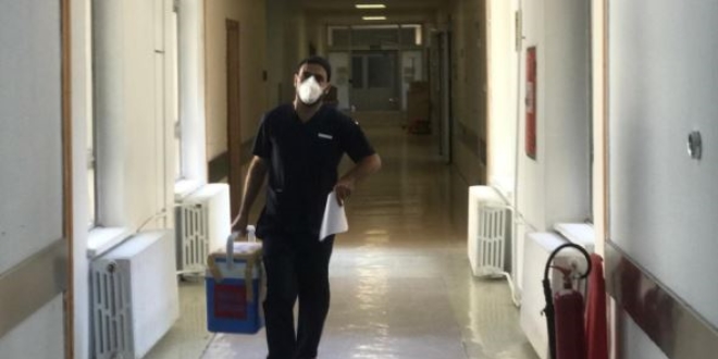 Vali devreye girdi, uçak yolcuları ile yarım saat bekledi