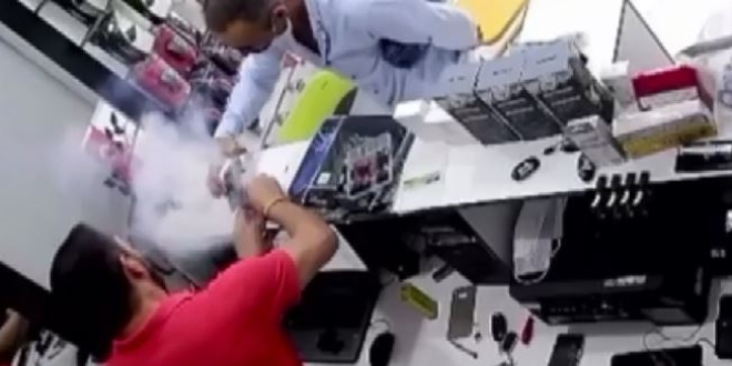 Tamir edilen telefonun bataryası böyle patladı