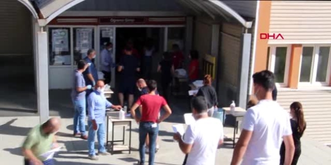 Kimliğini evde unuttu, kocası imdadına yetişti
