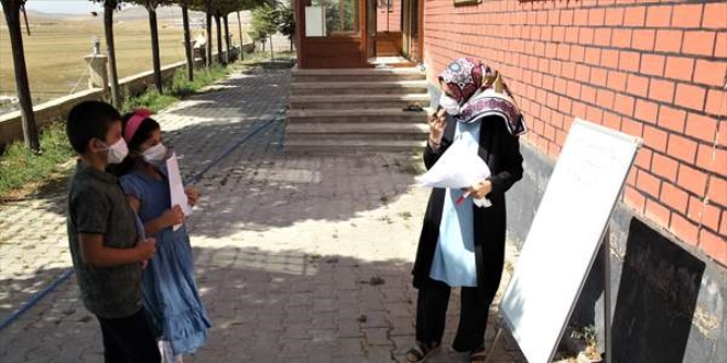Fedakar öğretmen kapı kapı dolaşarak öğrencilerine ders anlatıyor