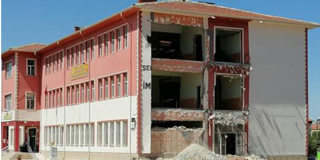 Güçlendirme çalışması yapılan okulun duvarı çöktü: 1 ölü