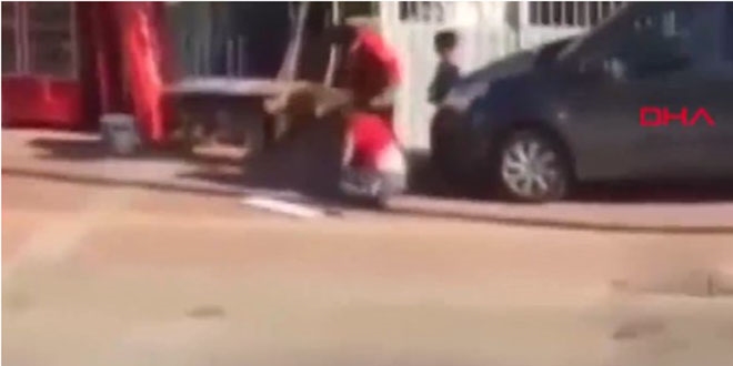 Çocuğun gözü önünde, boğazından tuttuğu kadını yumrukladı