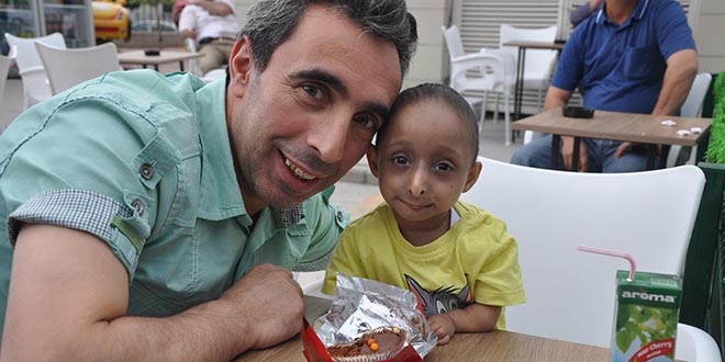 15 yaşındaki 'Parmak çocuk' hayatını kaybetti