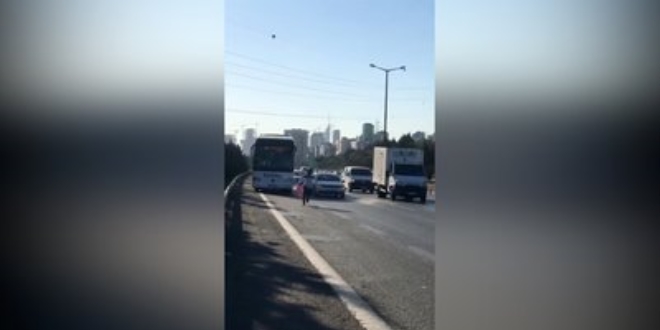 Otoyoldaki Türk bayrağını hayatını riske atarak yerden kaldırdı