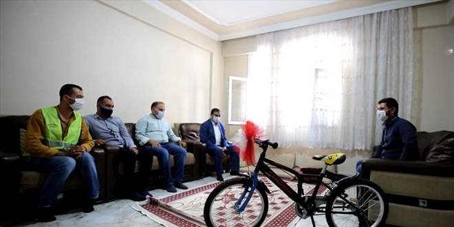 Rahatsızlanan çocuğu çöp kamyonuyla hastaneye yetiştiren görevliye ödül