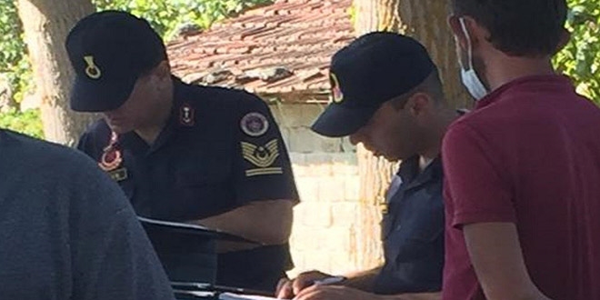 Jandarma maskesiz sürücüleri uyardı ama kendi takmadı