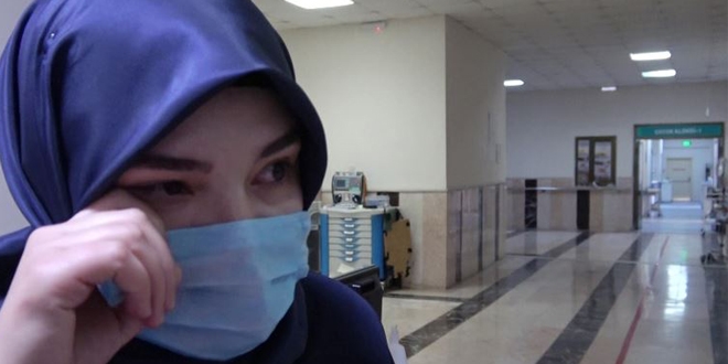 Virüsle mücadele eden hemşire ağlayarak uyarıda bulundu