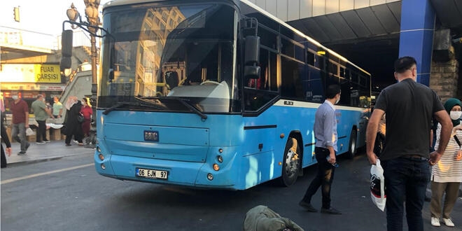 Durağa giden kadına halk otobüsü çarptı