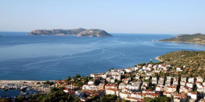 Antalya Kaş'a tayini çıkan memurlar, atamasını durdurmaya çalışıyor