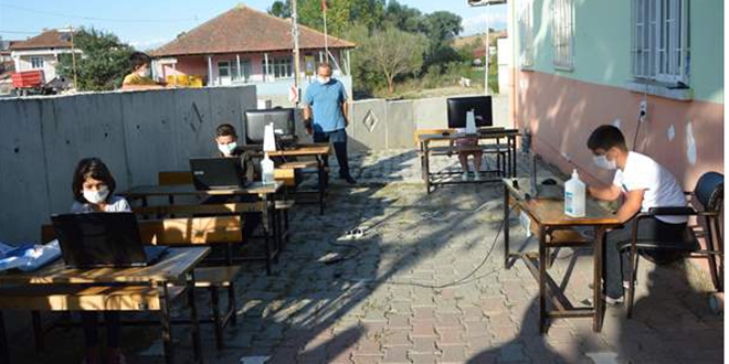 Uzaktan eğitimi 'EBA araçları' ile yakınlaştırıyorlar