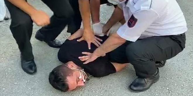 AA Genel Müdürlüğüne girmeye çalışan baltalı kişi etkisiz hale getirildi