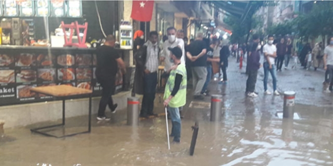 Ordu'da yağmur etkili oldu; yollar göle döndü