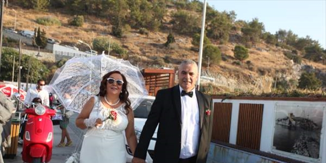 Gençliklerinde evlenemeyen çift 29 yıl sonra 'evet' dedi
