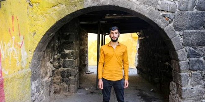 Zor şartlara rağmen tıp fakültesini kazanan gençler Diyarbakır'ın gururu oldu