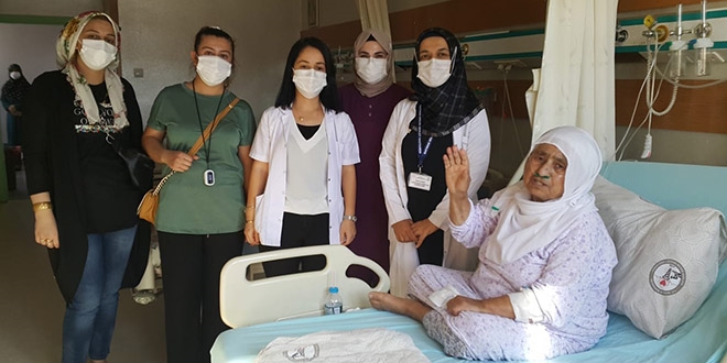 40 gün entübe kalan 75 yaşındaki kadın virüsü yendi