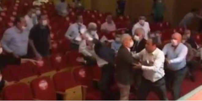 Adana Büyükşehir Meclisi'nde yumruklu kavga; belediye başkanı darbedildi