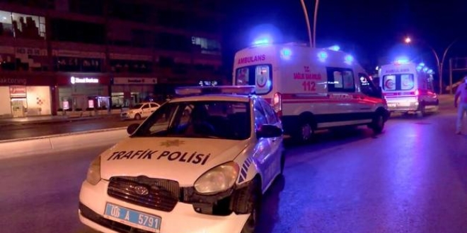 Otomobilin sıkıştırdığı polis otosu kaza yaptı: 2 yaralı