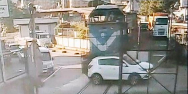 Tren çarptı, o anlar görüntülendi! 'Fark etmedim'