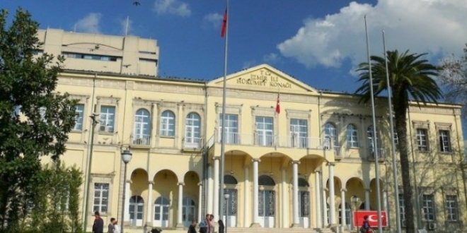 İzmir'de Kovid-19 nedeniyle sosyal etkinlikler ertelendi