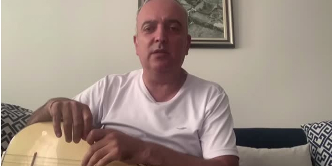 Karantinadaki Başkan, canlı yayında bağlama çalıp türkü söyledi