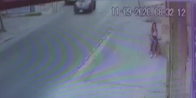 Otomobil kaldırımda oturan kıza çarptı... İşte o anlar
