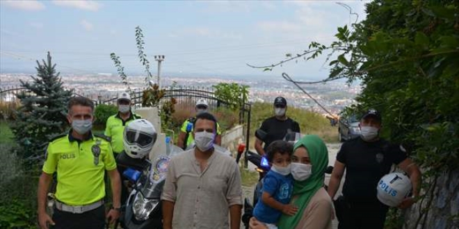 İl Emniyet Müdürü Kaya'dan polis maketine sarılan minik Ertuğrul'a sürpriz