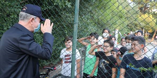 Akar ve komutanların çocuklarla samimi sohbeti